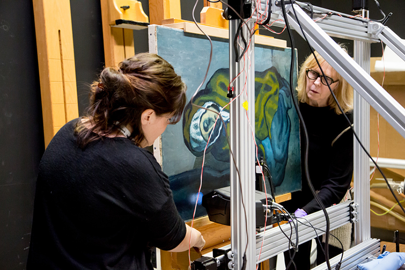 X-ray fluorescence instrument setup for the scan of La miséreuse accroupie © Art Gallery of Ontario (AGO)